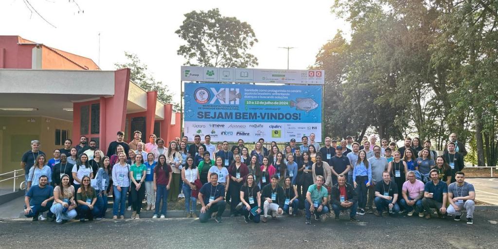 Participantes do workshop sobre sanidade em piscicultura posando em frente ao local do evento