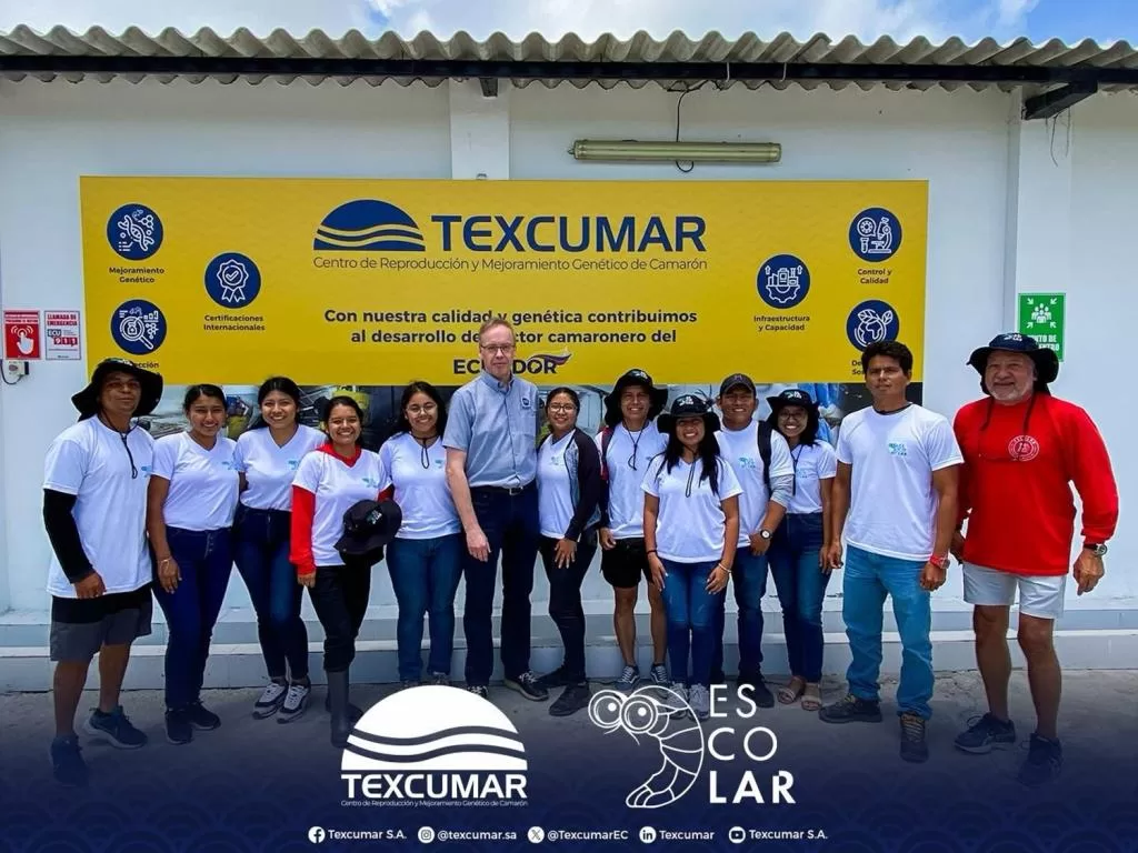 Grupo de participantes posa em frente ao letreiro “TEXCUMAR – Centro de Reprodução e Melhoramiento Genético de Camarón”, com instrutores e alunos uniformizados.