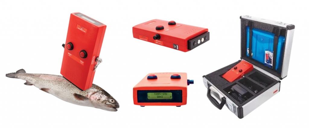 Vistas do Torrymeter vermelho, incluindo aplicação em peixe, diferentes ângulos do aparelho e o kit completo em maleta