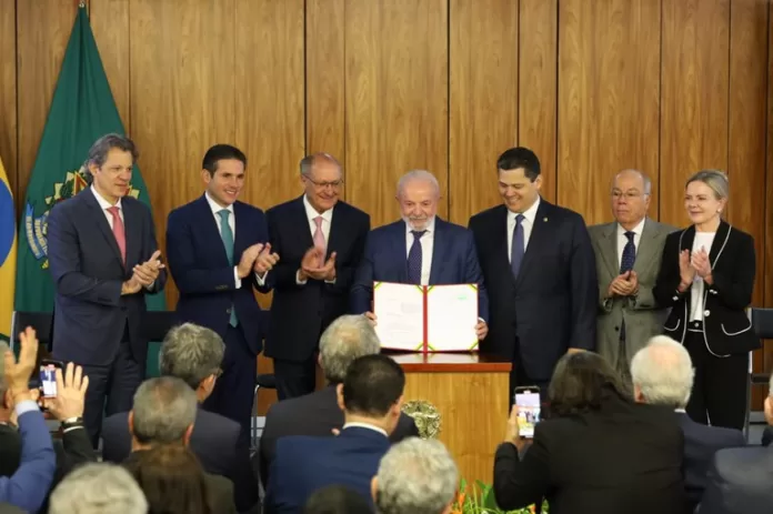 Presidente Lula assina documento do Plano Brasil Soberano ao lado de autoridades