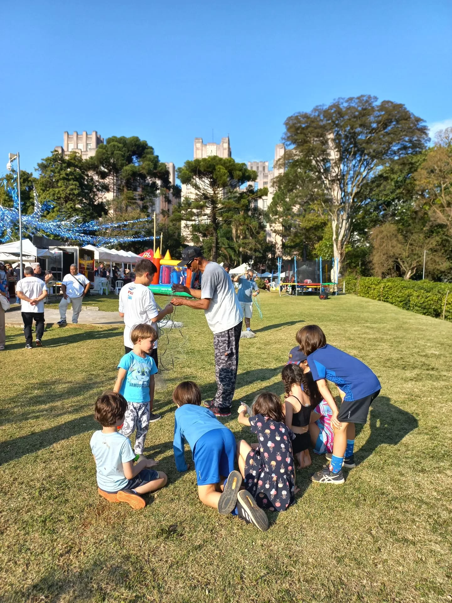 Crianças participam de oficina educativa na Festa do Pescado em São Paulo