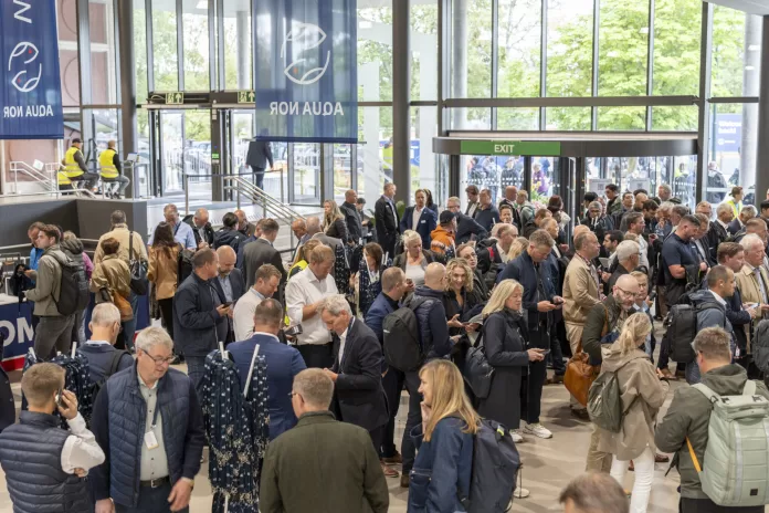 Público entrando na Aqua Nor 2025 em Trondheim, maior exposição mundial de tecnologia para aquicultura.