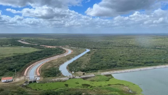 Vista aérea de açude e canal no semiárido brasileiro