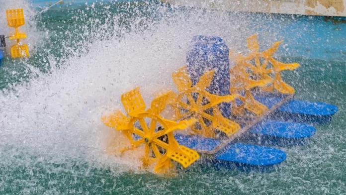 Aerador de pás em funcionamento na aquicultura, promovendo oxigenação da água
