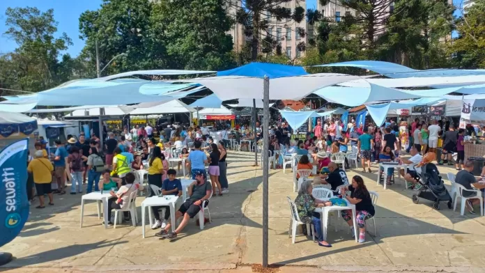 Público aproveita a área gastronômica da Festa do Pescado em São Paulo