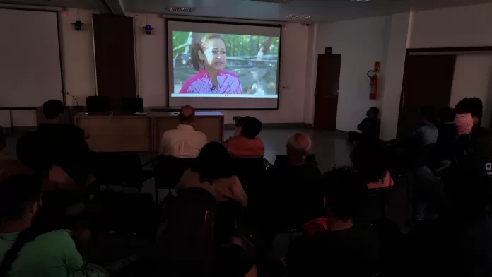 Público assiste ao lançamento do documentário Entre Redes e Desafios em Palmas