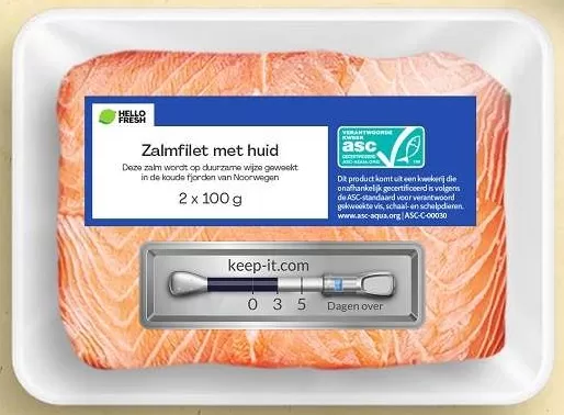 Bandeja de salmão HelloFresh com etiqueta Keep-it mostrando dias restantes de validade real.