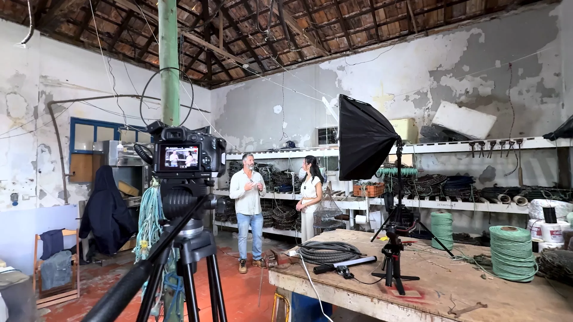 Entrevista sendo gravada em laboratório com equipamentos de maricultura