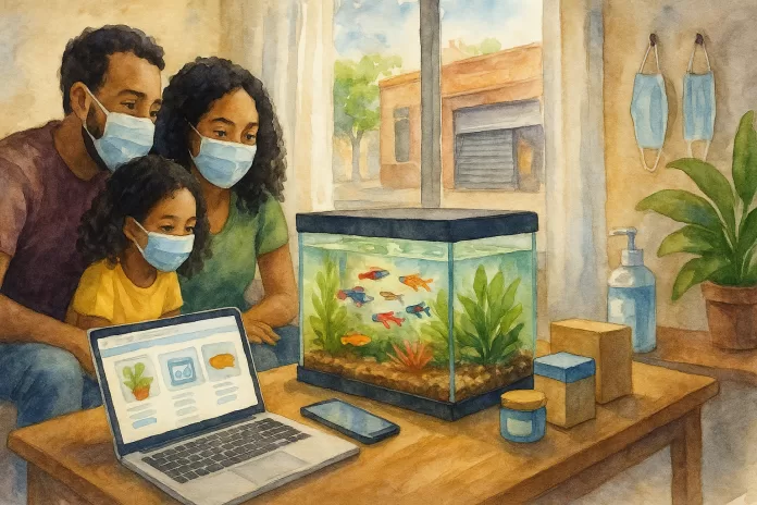 Família brasileira em casa durante a pandemia observa um aquário de água doce com peixes coloridos; laptop e celular exibem compras on-line de aquarismo; caixas de insumos, máscaras penduradas e álcool em gel sugerem o contexto da COVID-19, em aquarela horizontal.