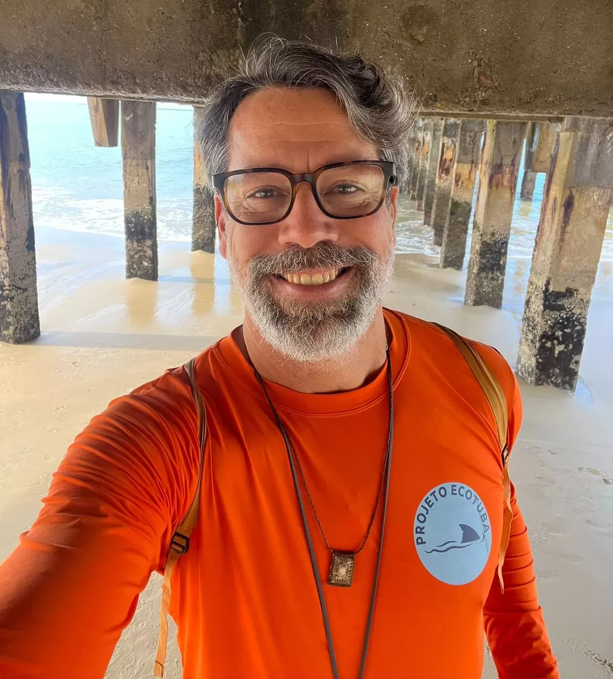 Professor do Projeto Ecotuba em atividade no litoral