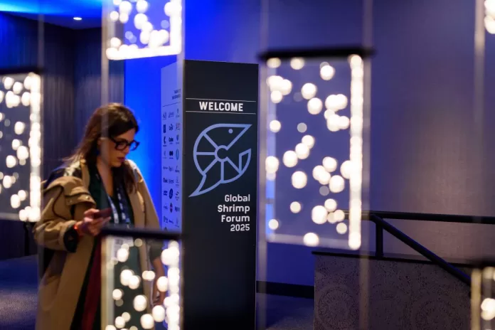 Entrada do Fórum Global do Camarão 2025 com totem de boas-vindas