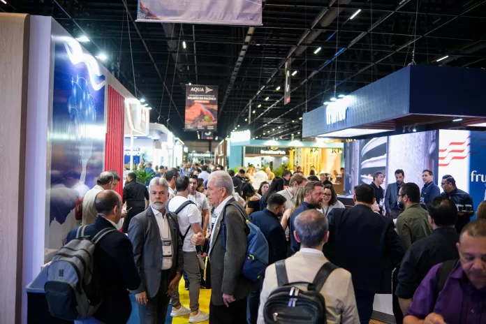 Movimento nos estandes da Seafood Show Latin America 2025 Visitantes circulam pelos estandes da Seafood Show Latin America 2025 em São Paulo