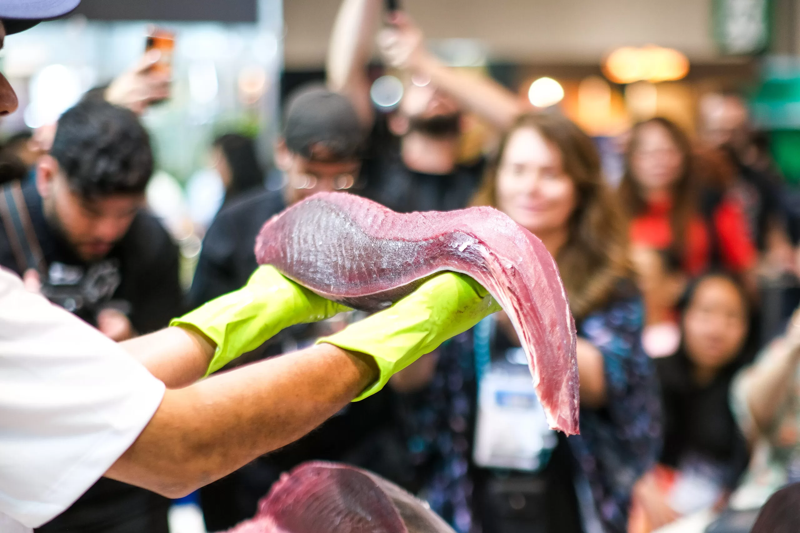 Profissional demonstra corte de peixe fresco durante a Seafood Show Latin America 2025