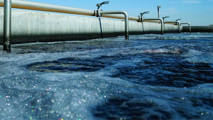 Tanque de biofiltração em sistema de recirculação de aquicultura com água aerada.