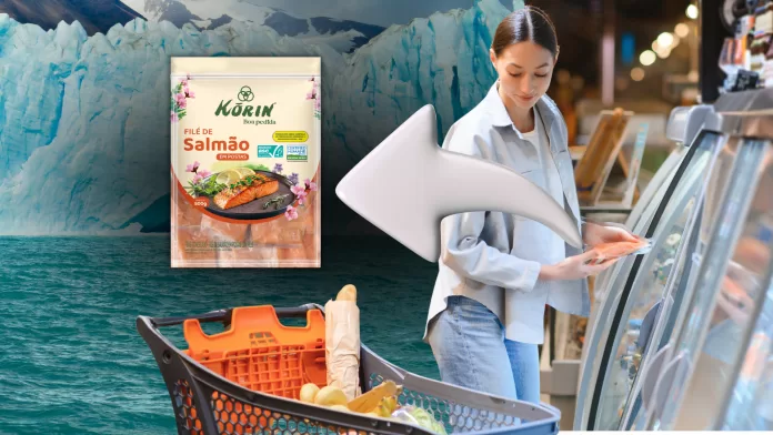 Consumidora escolhe salmão Korin com selos ASC e Certified Humane; embalagem destacada e versões do produto.