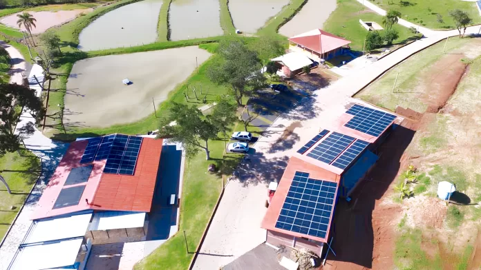 Vista aérea das instalações da Aquibom com painéis solares e tanques de piscicultura em Bom Retiro do Sul (RS)