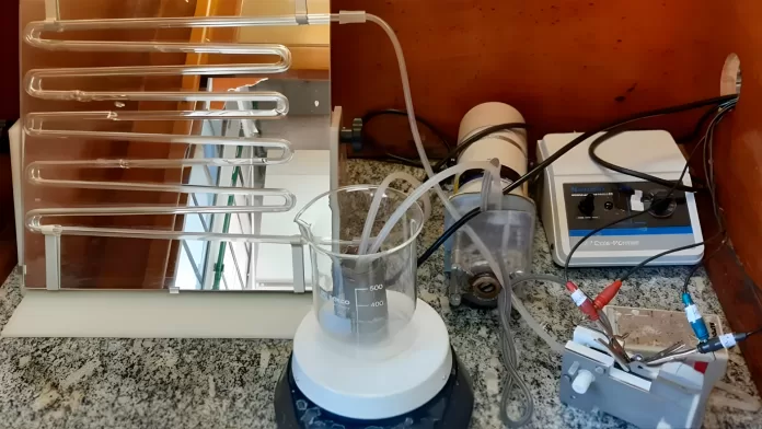 Aparelhagem de laboratório usada em experimento de purificação de água na USP
