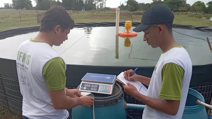 Estudantes do IFMS monitoram tanque automatizado de piscicultura