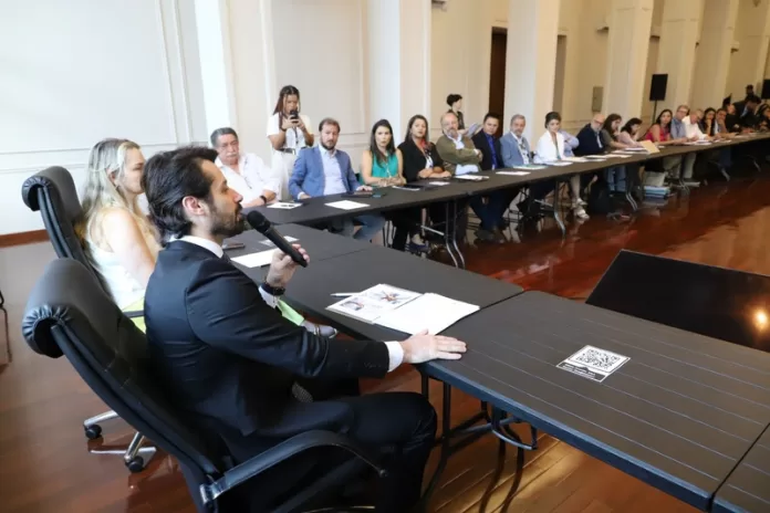 Secretário apresenta seminário para representantes municipais em mesa redonda na Secretaria de Agricultura de SP
