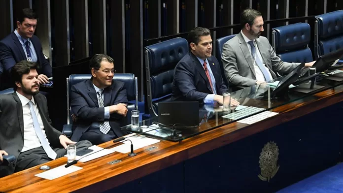 Plenário do Senado durante sessão de votação — mesa de autoridades