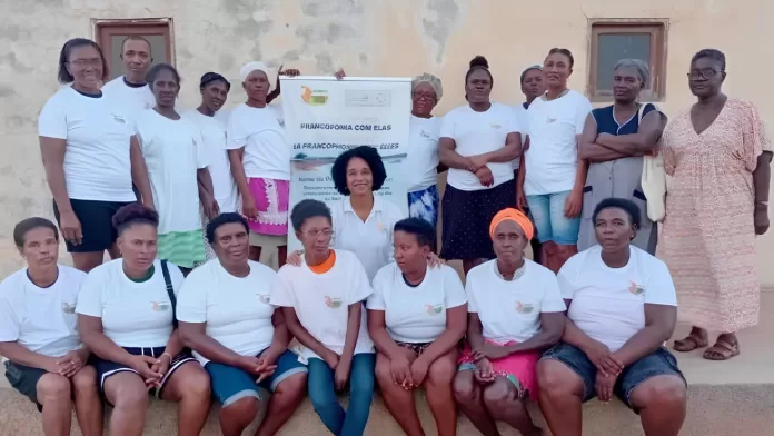 Grupo de mulheres da Ilha do Maio reunidas para projeto de cooperativa de transformação do pescado