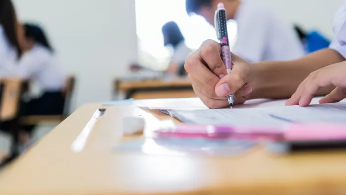 Estudante preenchendo formulário durante prova