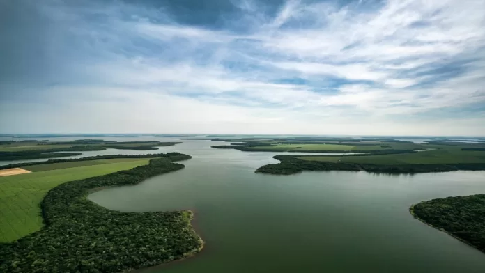 Reservatório de Itaipu com áreas de cultivo aquícola na fronteira Brasil-Paraguai