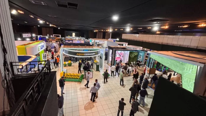 Estandes da Aquishow Brasil em Uberlândia com visitantes e expositores do setor aquícola
