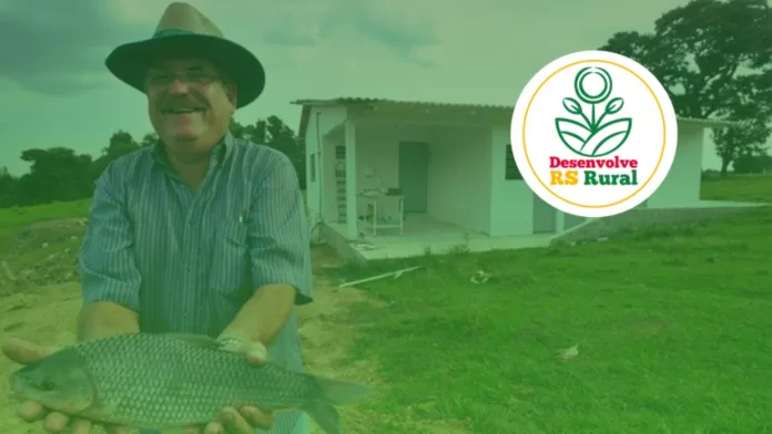 Produtor rural exibe peixe em propriedade beneficiada pelo Desenvolve RS Rural no Rio Grande do Sul