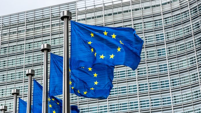 Bandeiras da União Europeia em frente ao prédio da Comissão Europeia