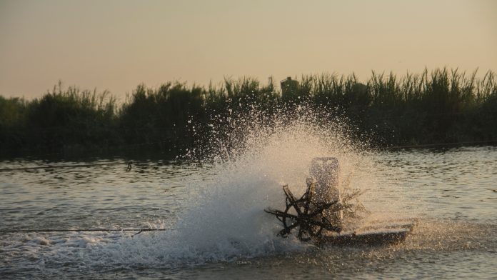 Aerador em viveiro de aquicultura beneficiado por novas regras de energia rural