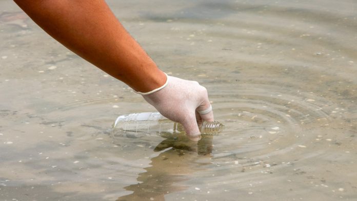 Coleta de amostra de água para monitoramento de algas nocivas em ambiente aquático