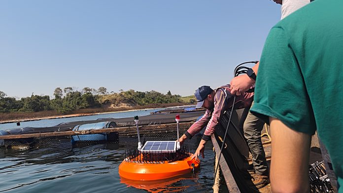Equipamento de monitoramento de qualidade da água e condições ambientais em viveiro de piscicultura.