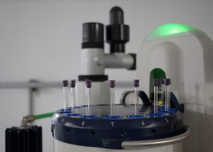 Equipamento analítico utilizado em testes químicos para identificação de metabólitos em peixes.
