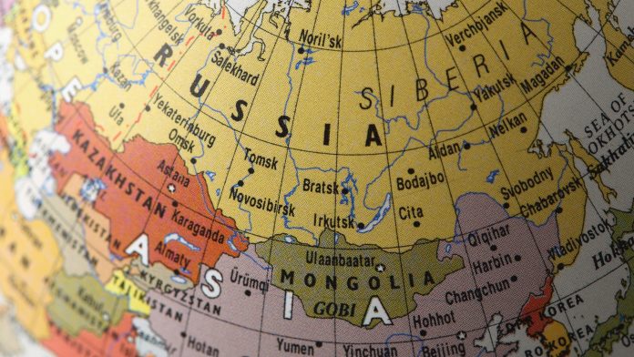 Globo terrestre destacando as regiões da Eurásia.