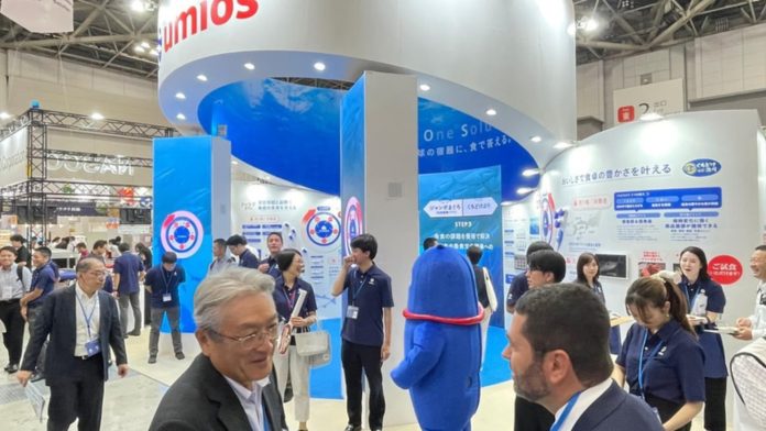 Estande em feira internacional do setor de pesca e aquicultura com expositores.