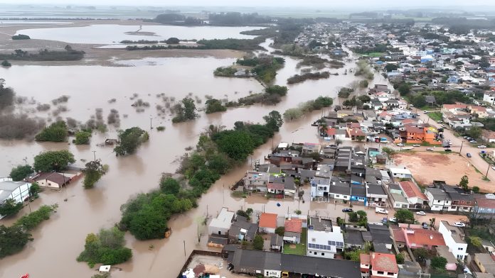 Vista de área afetada por alagamento, representando os riscos de eventos climáticos intensos na infraestrutura municipal e nas atividades produtivas.
