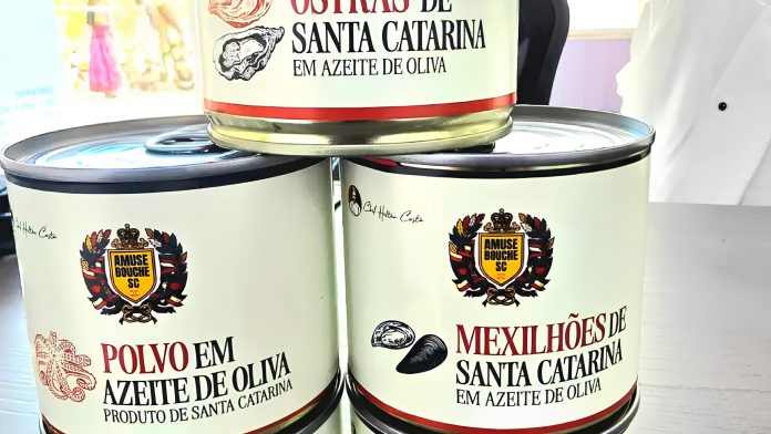 Latas de conserva gourmet de frutos do mar e moluscos cultivados.