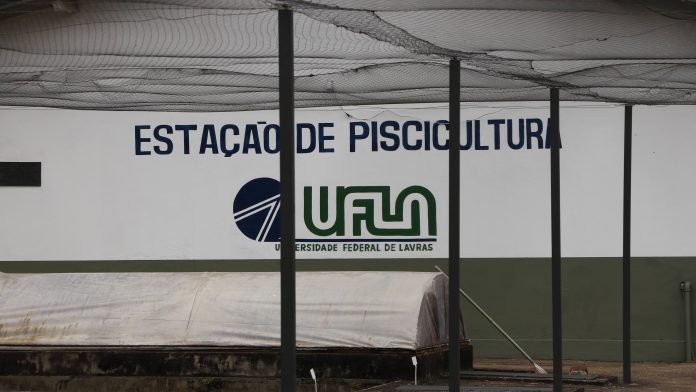 Entrada da estação de piscicultura em instalação de pesquisa em aquicultura.