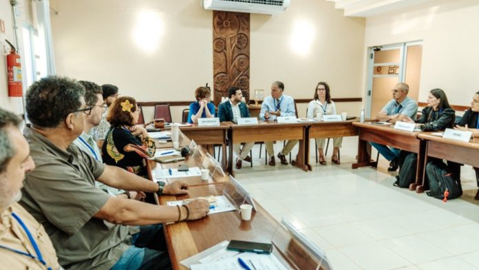 Reunião de trabalho com especialistas e representantes do setor discutindo aquicultura.