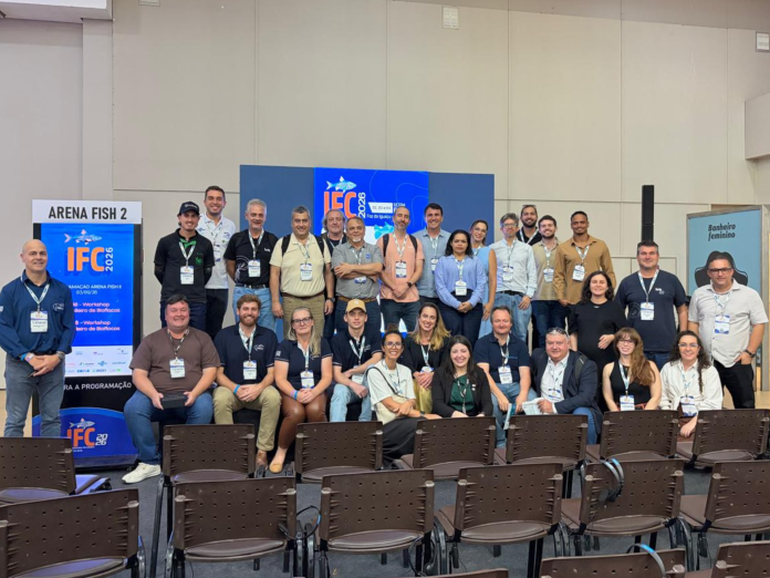 Pesquisadores e profissionais reunidos em evento técnico sobre aquicultura e bioflocos.