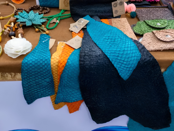 Amostras de couro de peixe beneficiado e colorido dispostas para artesanato e moda.