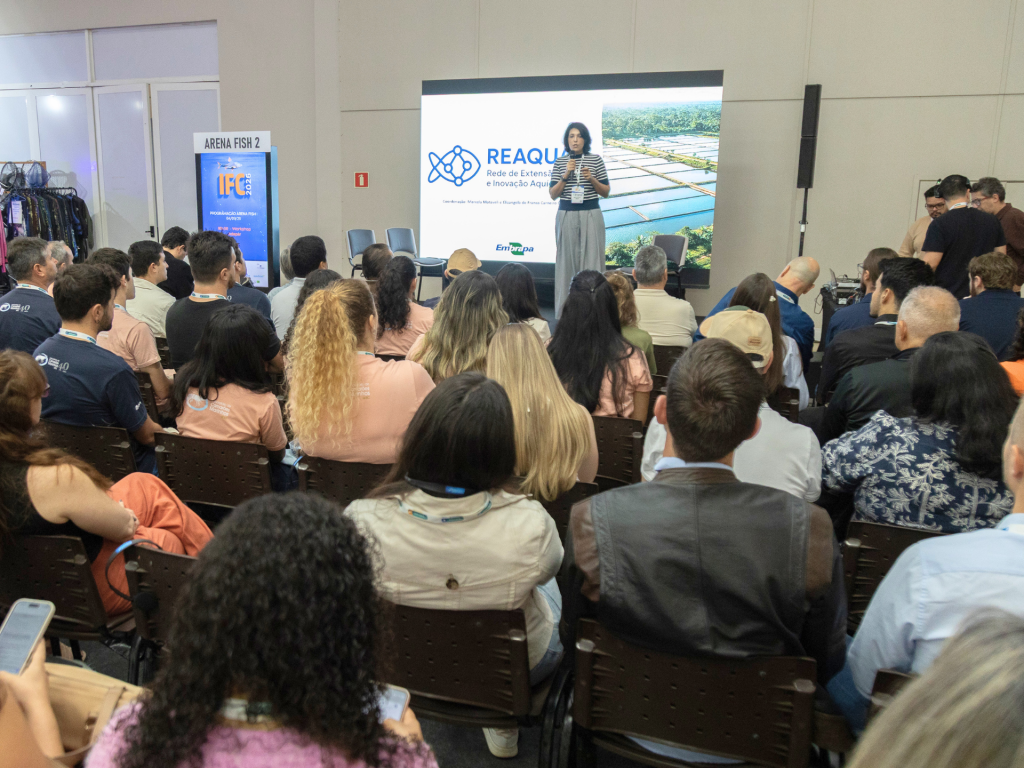 Apresentação sobre extensão e inovação na aquicultura em palco do evento.