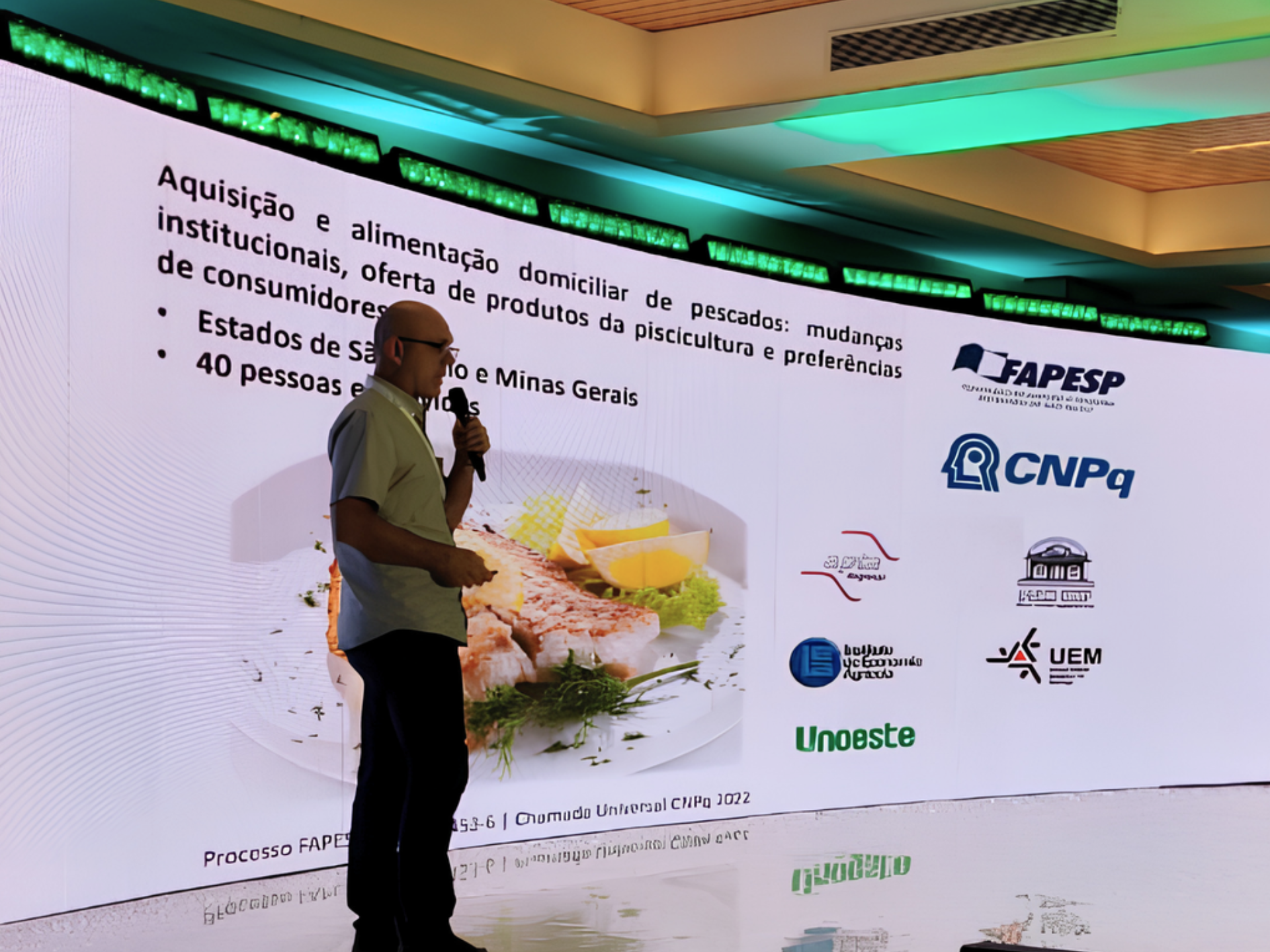 Palestrante durante apresentação em congresso de aquicultura.