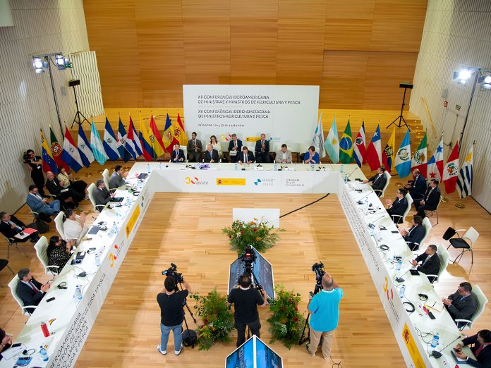 Plenária de conferência internacional sobre pesca e aquicultura sustentável.