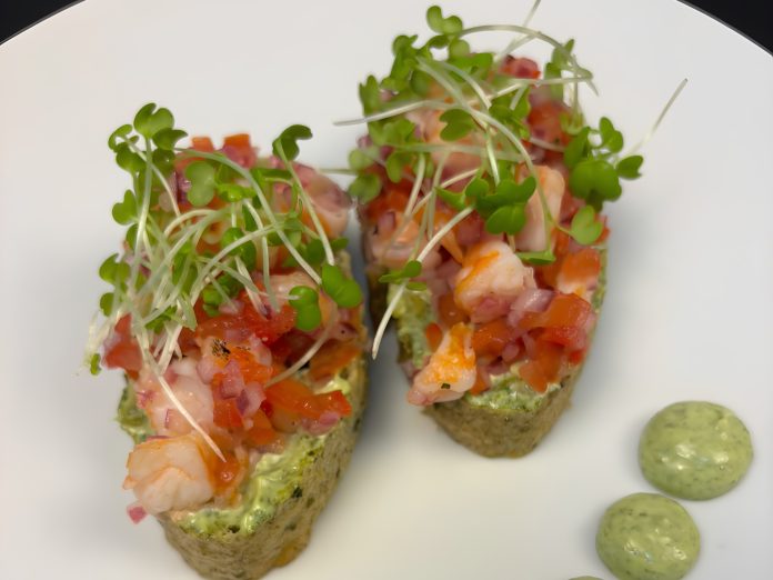 Preparação gastronômica utilizando macroalgas marinhas e frutos do mar.