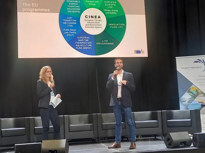Palestrantes em auditório apresentando projetos de inovação e sustentabilidade para o setor de aquicultura.