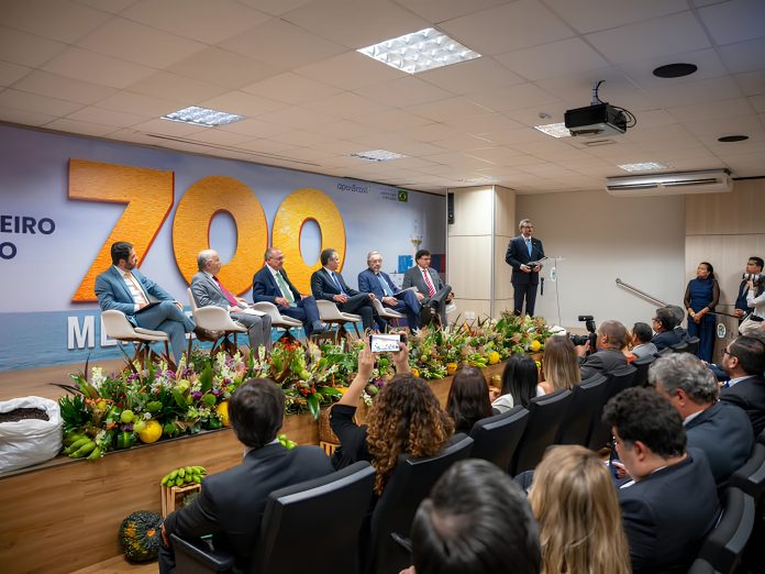 Painel de evento comemorativo sobre a expansão comercial e abertura de novos mercados internacionais.