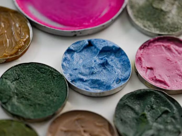 Amostras de pigmentos naturais coloridos utilizados na formulação de maquiagens sustentáveis.